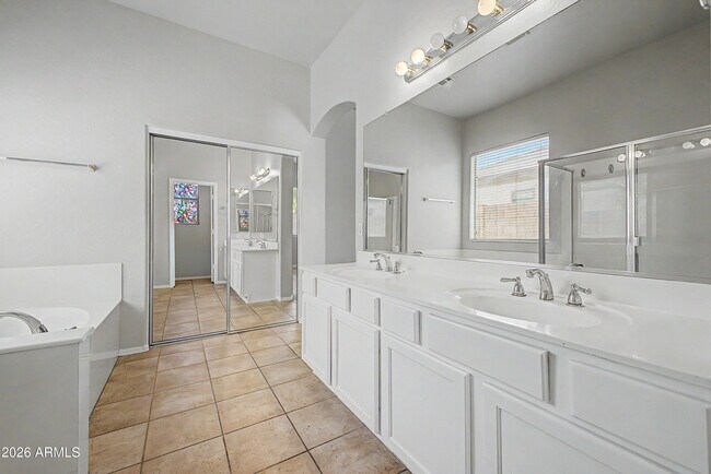 Building Photo - 8634 E Hillview St