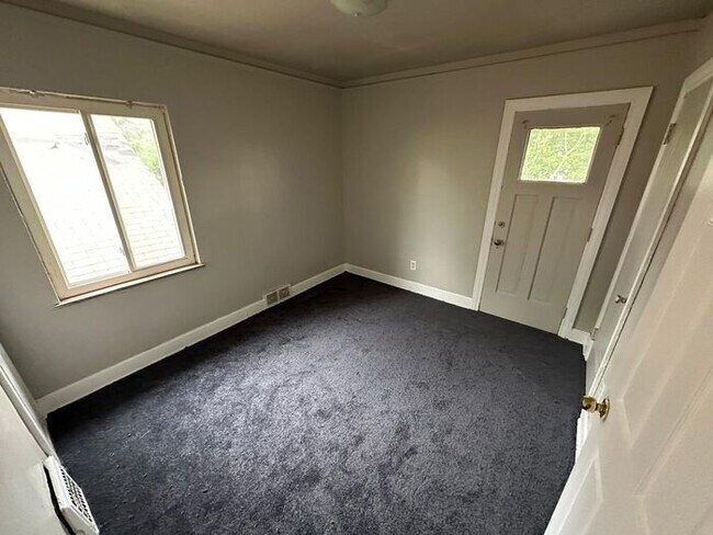 Building Photo - Fully Remodeled - Section 8 Accepted- Skip the Deposit