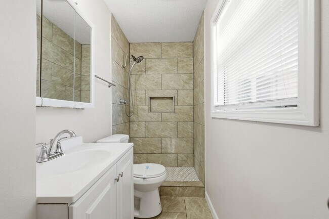 Building Photo - 338 Coral Dr SW