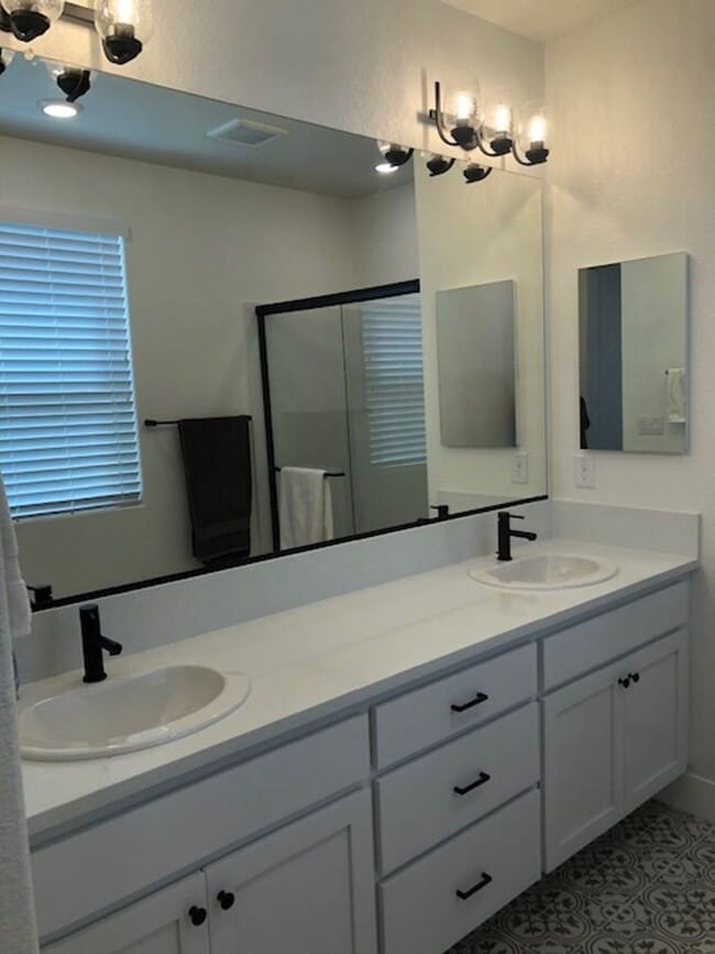 Building Photo - Newer Single Family Home in West Sacramento