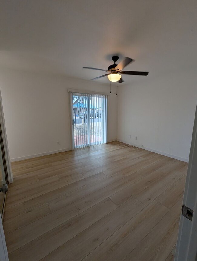 Building Photo - Newly Renovated 4 Bedroom 2 Bath Home In Great Peoria Location