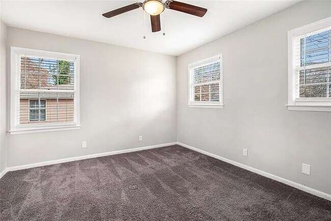 Building Photo - 2625 Crestdale Cir SE
