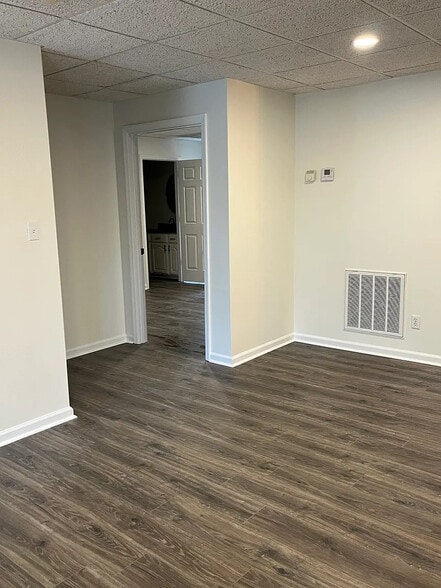 Building Photo - Room in Apartment on Little Mill Rd