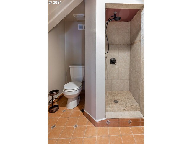 Building Photo - 2 bedroom 2 bath Woodlawn Bungalow-Full finished basement!