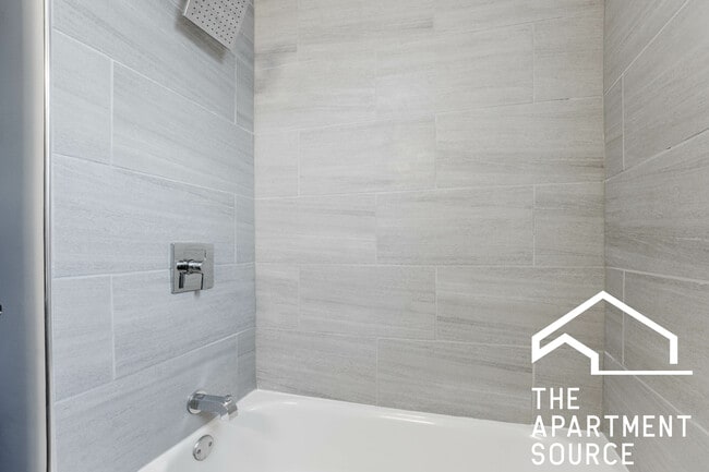 Building Photo - 1606 W Berwyn Ave