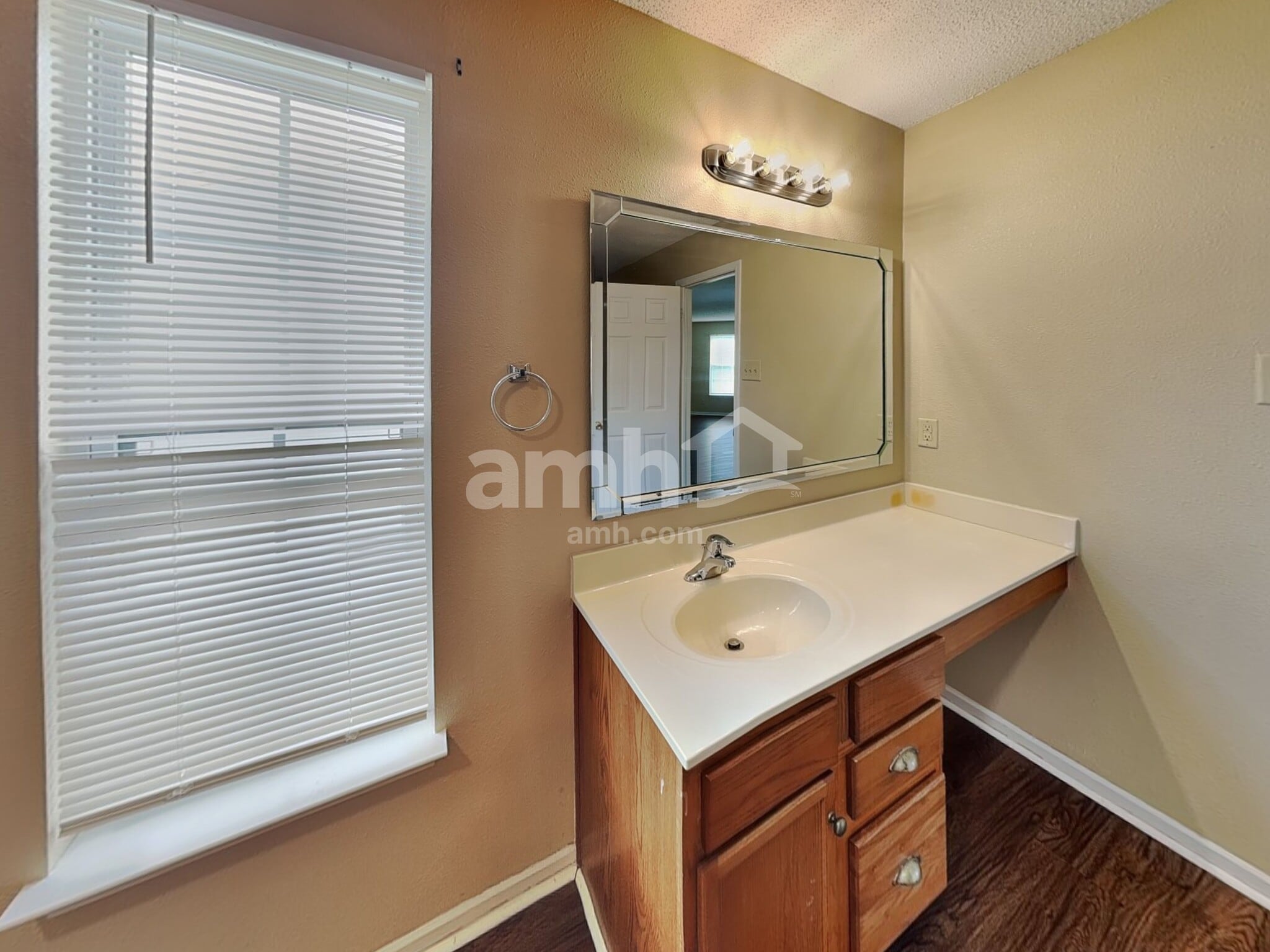 Building Photo - 1619 Howell Dr