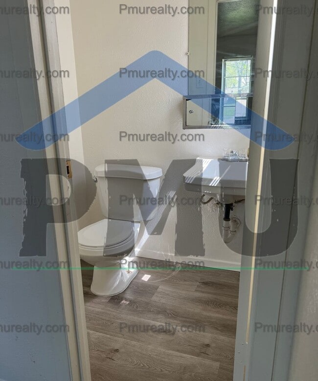 Building Photo - AVAILABLE NOW!!! Charming 3 Bed 1.5 Bath i...