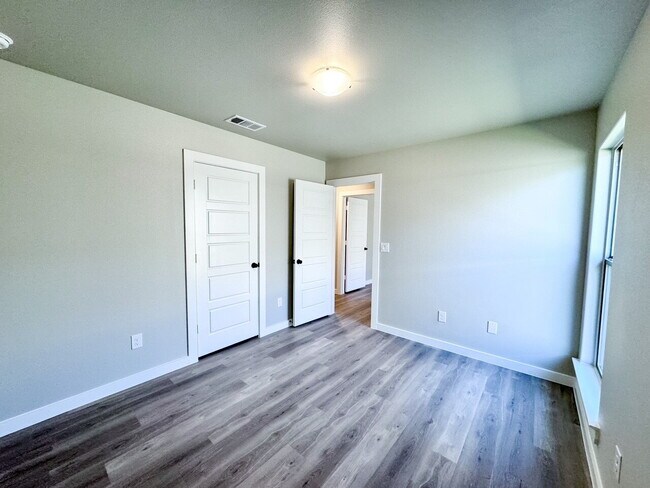 Building Photo - Newer Home in Burgamy Park!