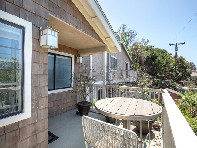 Building Photo - Exquisite Tree Section Home with A/C