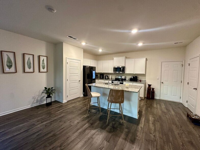 Building Photo - 608 Gray Br Ct