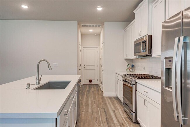 Building Photo - 15610 Ellinger Dr