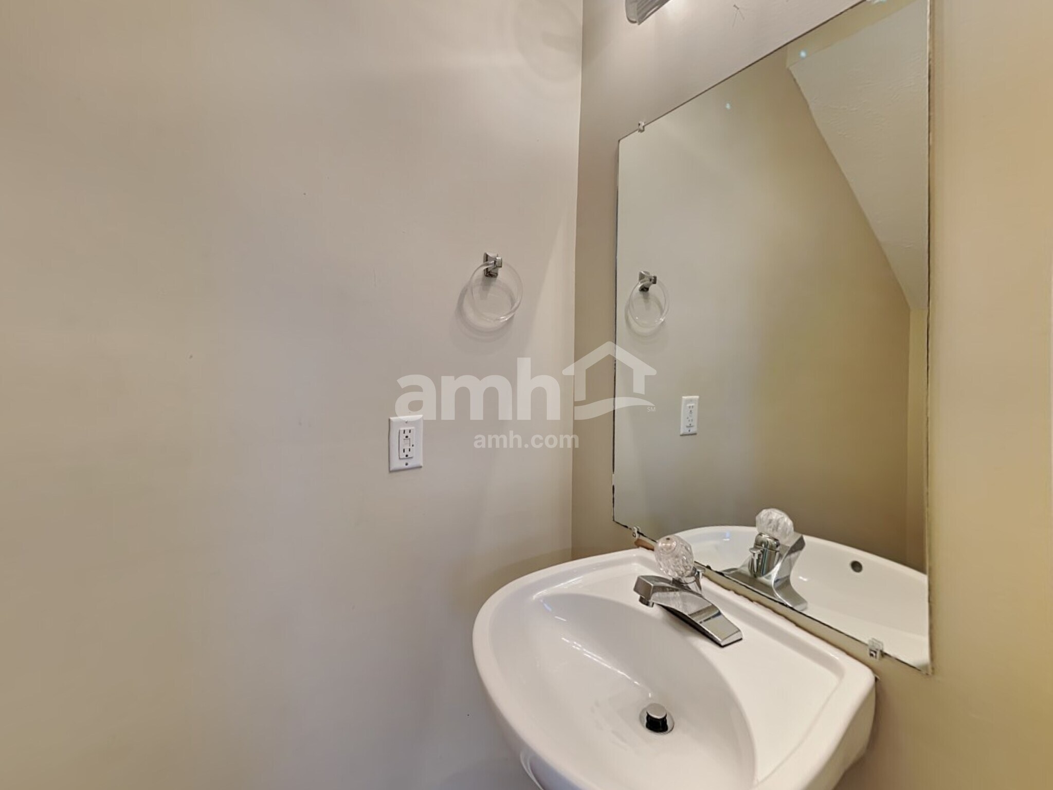 Building Photo - 913 Tom Hailey Blvd