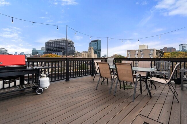 Building Photo - 1011 Beacon St