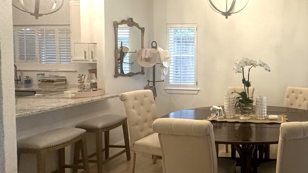 Building Photo - 8103 N New Braunfels Ave #5