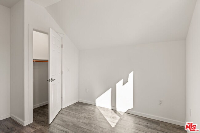 Building Photo - 929 W 23rd St