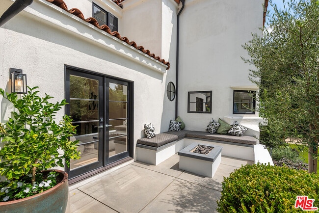 Building Photo - 14226 Chandler Blvd