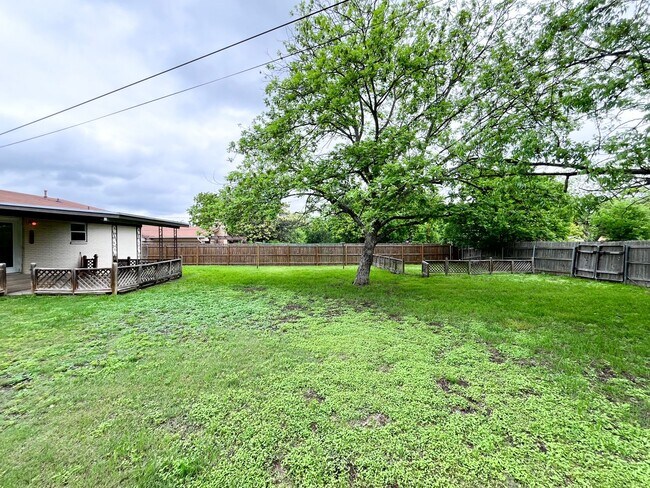 Building Photo - Available Now!!!! Gorgeous 3 bedroom, 2 bath, 2 car garage home. Beautiful wood look flooring. Sp...
