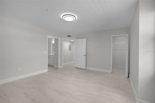 Building Photo - 13929 Fairway Island Dr