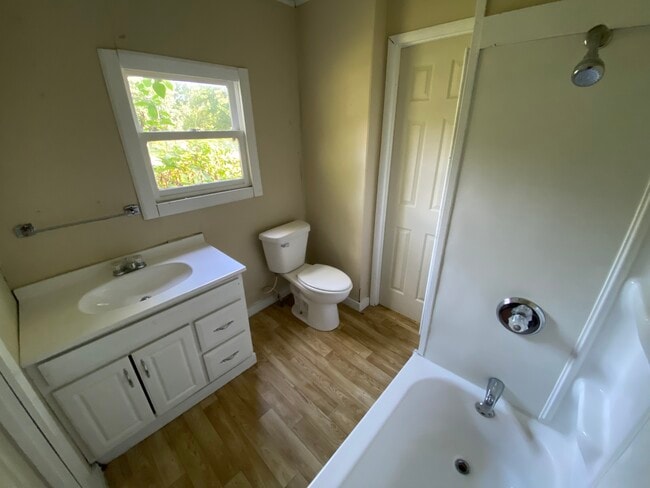 Building Photo - 124 N Beard St