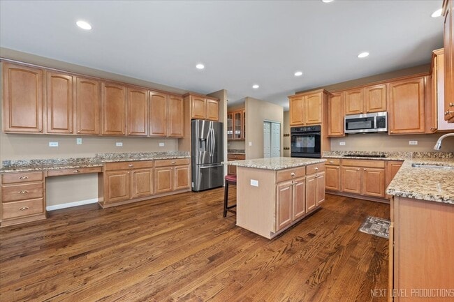 Building Photo - 706 Versailles Pkwy