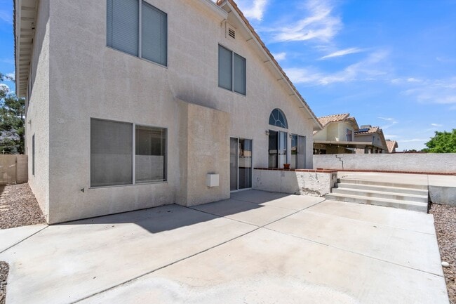 Building Photo - Beautiful Home in West with 4 bedrooms/3 b...
