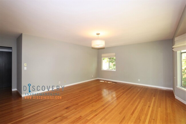 Building Photo - Piedmont Mid-Century 5 Bedroom 4.5 Bathroo...