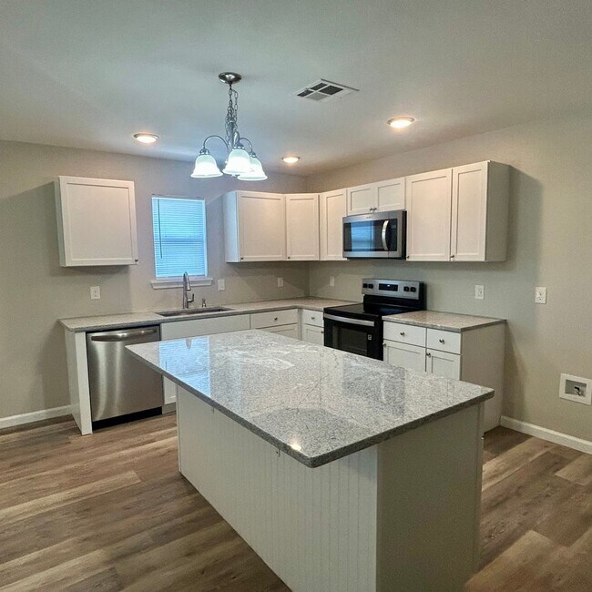 Building Photo - Welcome home to this beautifully designed 3-bedroom, 2 bath half duplex