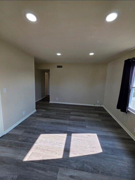 Building Photo - 4839 W Lynndale Ave