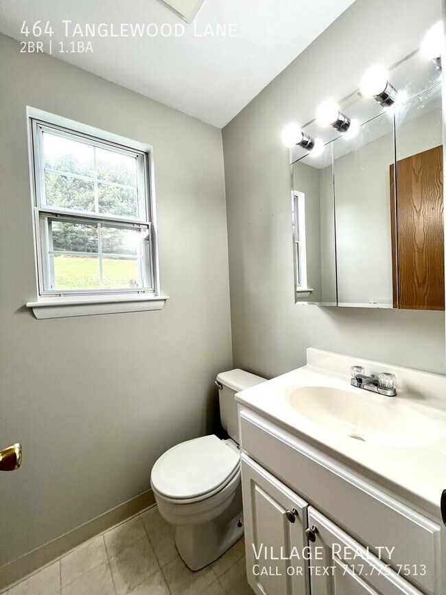Building Photo - 464 Tanglewood Ln