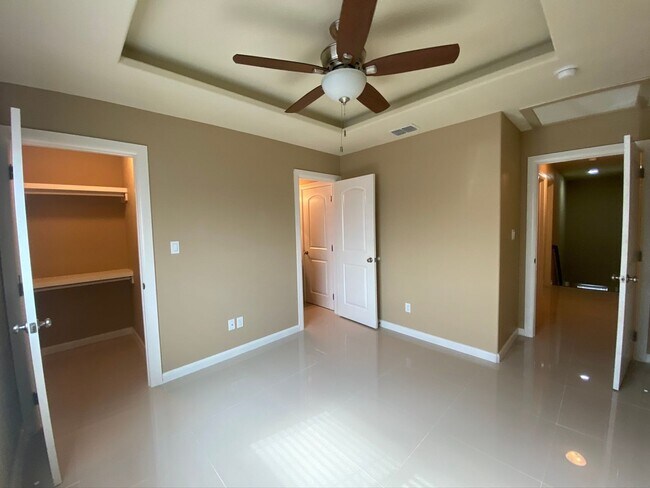 Building Photo - 3Bed/2.5 Bath Townhome, Mcallen TX