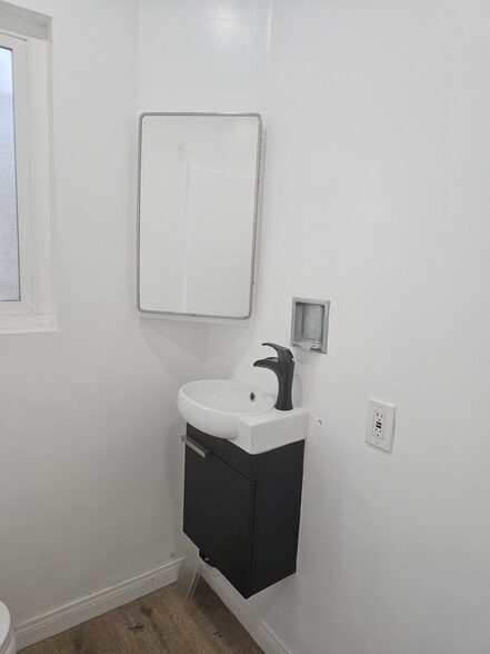 Building Photo - 1757 W 103rd St