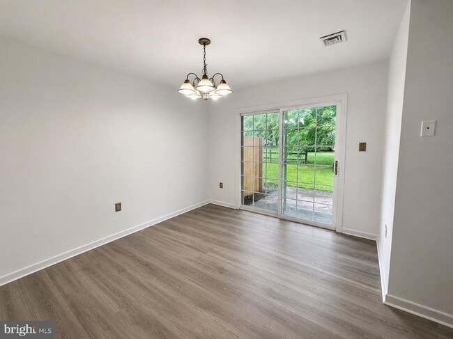 Building Photo - 302 Hills Dr