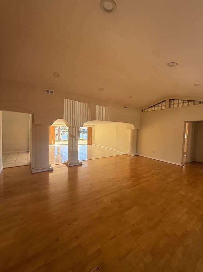 Building Photo - 1000 SE 7th Ave