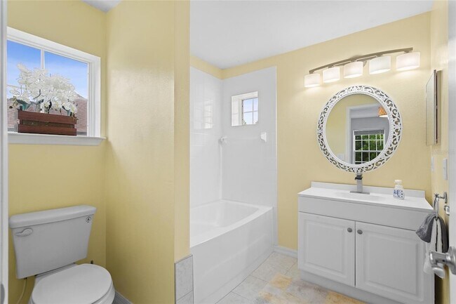 Building Photo - 754 Centervale Dr