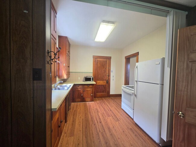 Building Photo - Kent Ohio 2 Bedroom 1.5 Bath 2 Bonus Rooms.