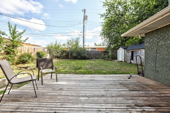 Building Photo - * * * $750 MOVE-IN SPECIAL!!! * * * Charmi...