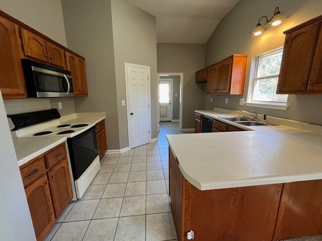 Building Photo - 2 Bedroom 2 Bath Home with 2 Car Garage fo...