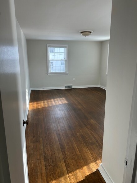 Building Photo - 103 8th St