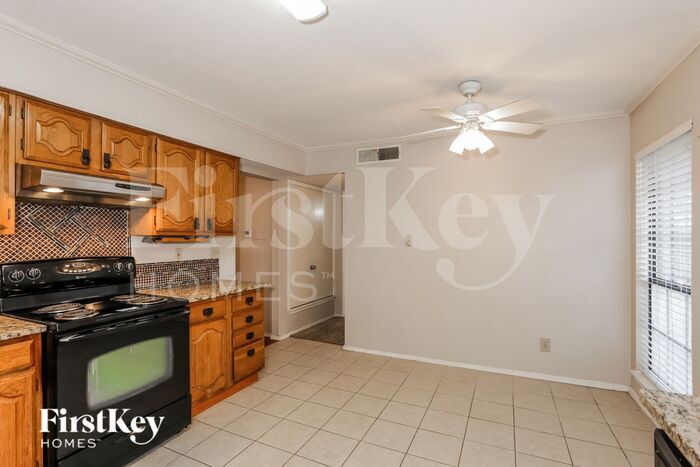 Building Photo - 2219 Wamsetta Dr