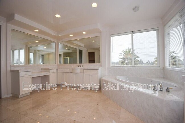 Building Photo - 2895 Diamond Dr