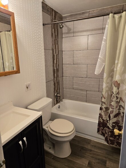 Building Photo - 445 W 12th St