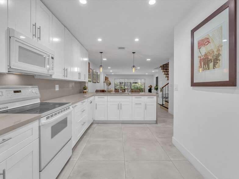 Building Photo - 4006 Estepona Ave