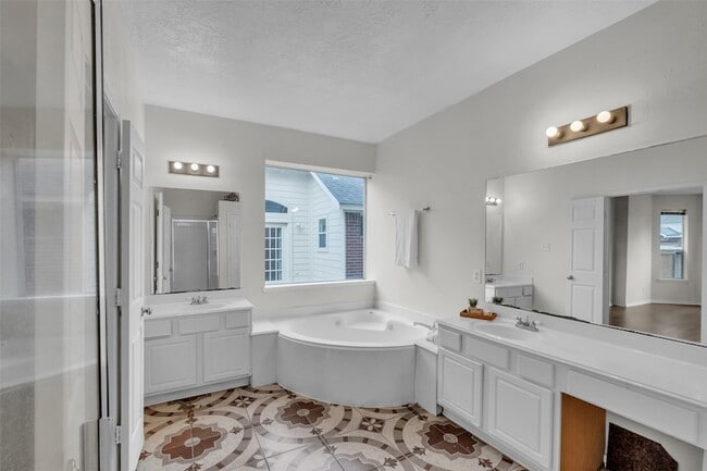 Building Photo - 17611 Magnolia Cir