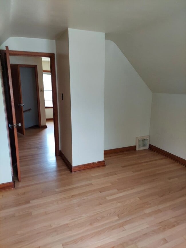Building Photo - Beautiful Spacious Upgraded 2 Bedroom + De...