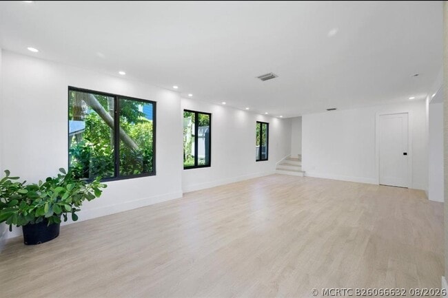 Building Photo - 823 33rd St