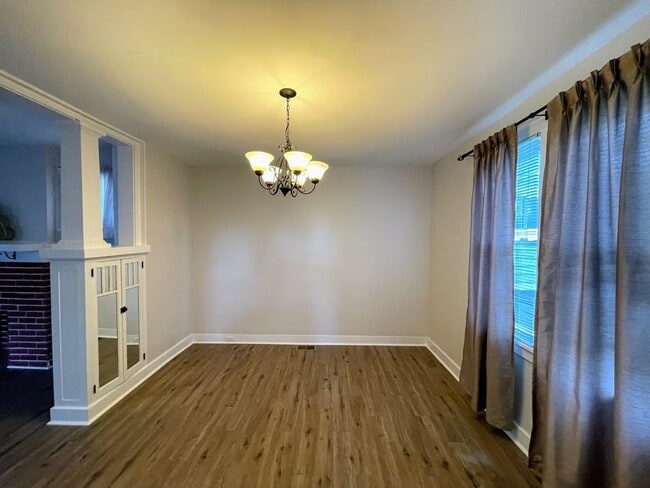 Building Photo - 3 bed 1 bath - great Brentwood location, central air, nice updates
