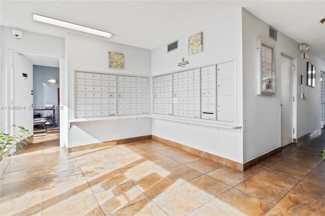 Building Photo - 1801 S Treasure Dr