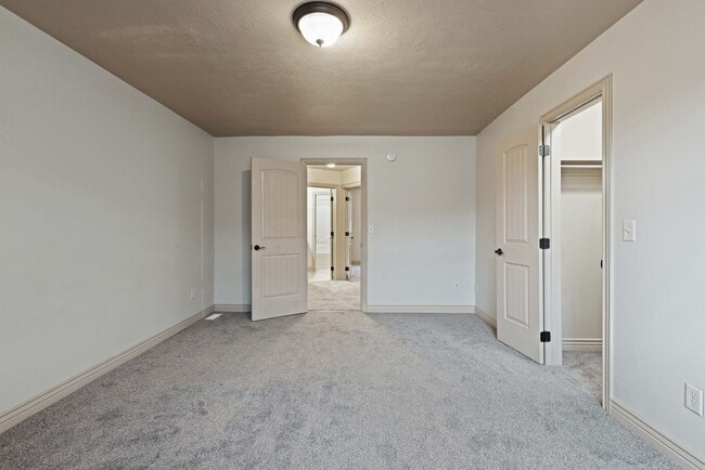 Building Photo - DARLING - 2 Bed 1.5 Bath Townhome in the M...
