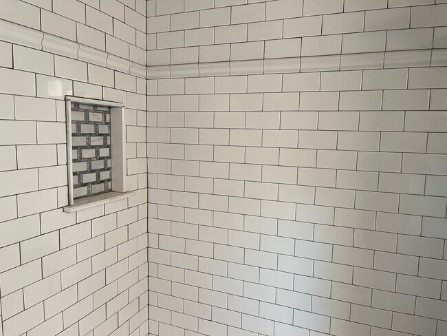 Building Photo - 6 E Oak Ave