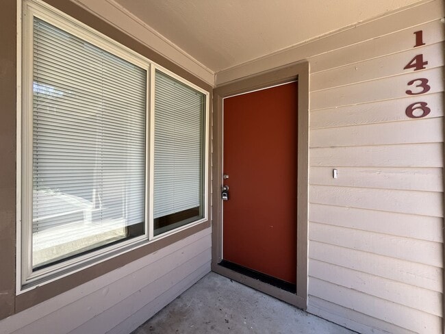 Building Photo - Bright and Airy Home with Stainless Steel Kitchen, Vaulted Ceilings & Washer + Dryer